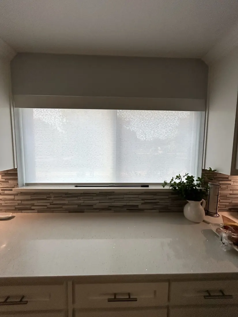 Kitchen shade with valance